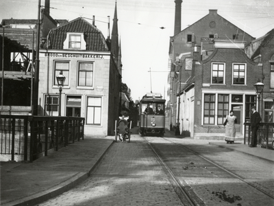 83527 Gezicht op de Stenenbrug over de Vecht te Utrecht; vanuit het noordoosten met rechts de huizen aan de Zeedijk en ...
